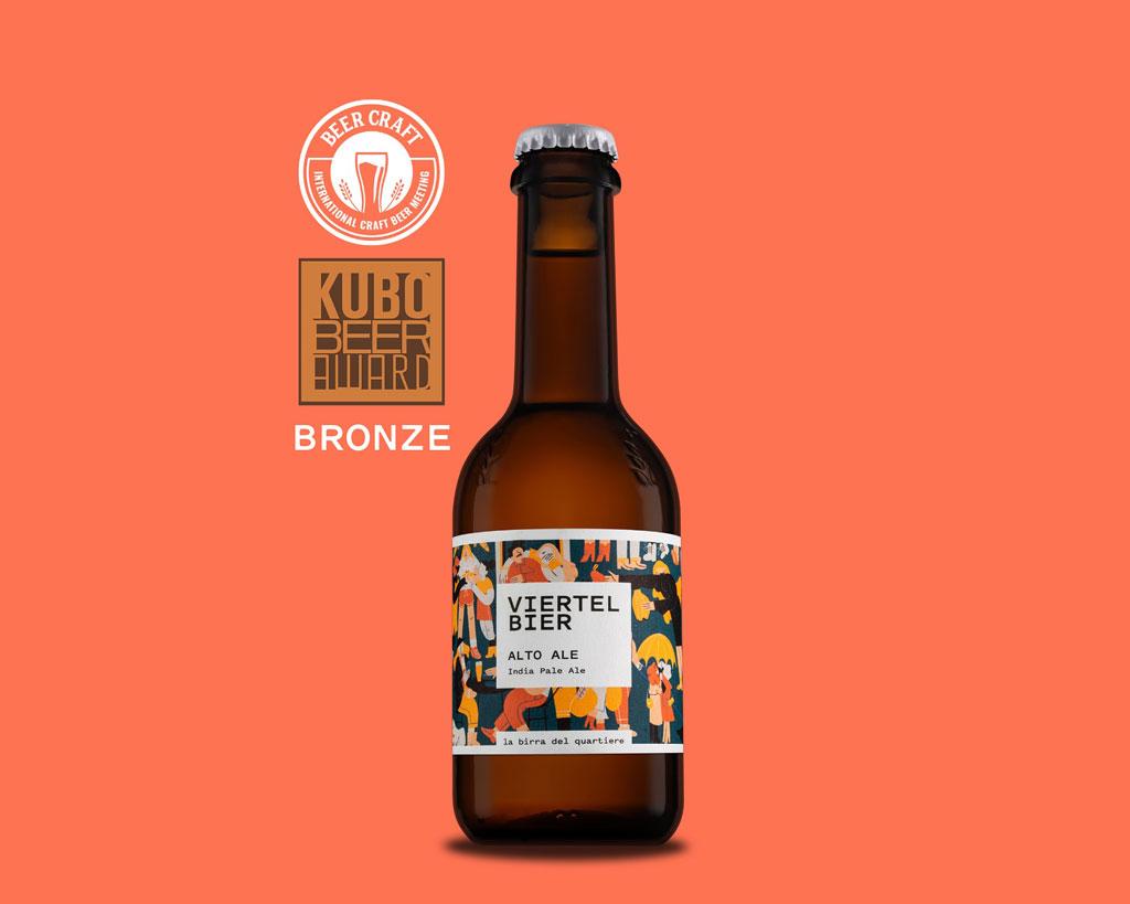 Das Foto zeigt die Flasche des Viertel Bier Alto Ale auf hellrotem Hintergrund. Daneben das Siegel des Kubo Beer Award Bronze.